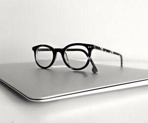notebook e óculos