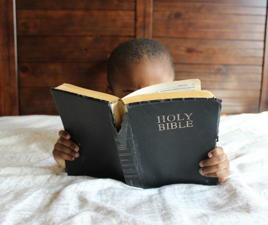 criança com Bíblia