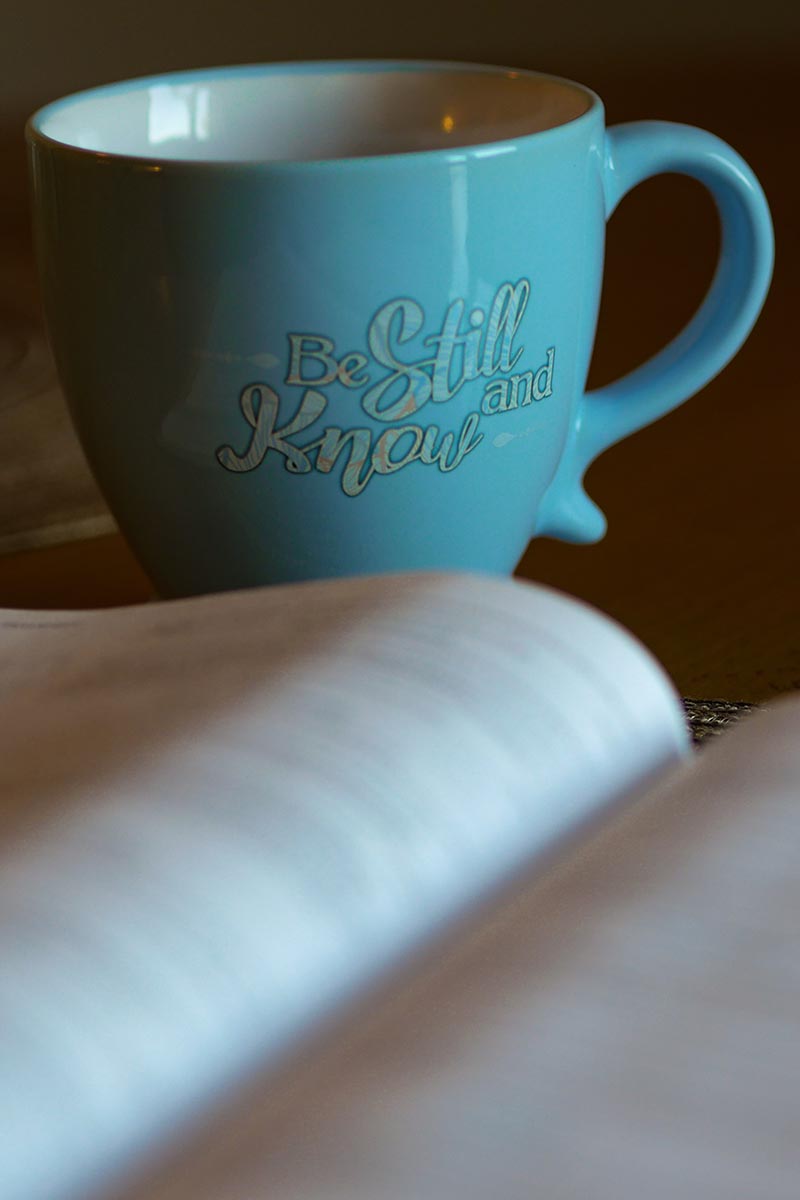 xícara de chá e uma bíblia ao lado
